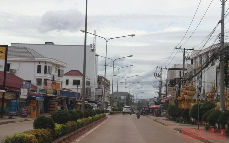Đường phố Thủ đô Vientiane ngày 16/10 có ít phương tiện tham gia giao thông. (Ảnh XUÂN SƠN)