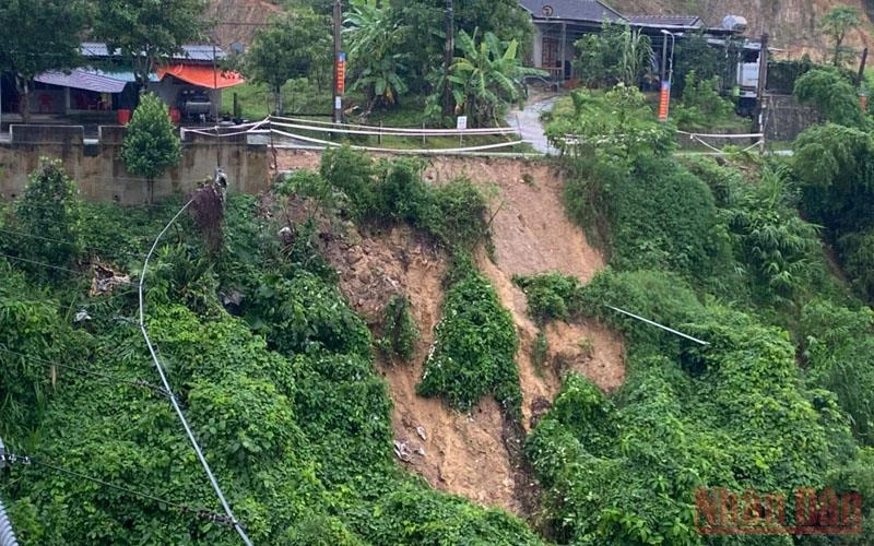 Mưa lớn khiến nhiều tuyến đường ở Vũ Quang (Hà Tĩnh) bị sạt lở nghiêm trọng. 