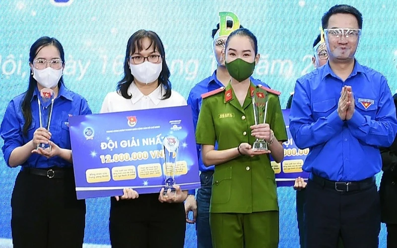 Ông Nguyễn Tường Lâm, Bí thư Trung ương Đoàn Thanh niên Cộng sản Hồ Chí Minh (ngoài cùng bên phải trong ảnh) trao giải nhất của Cuộc thi.