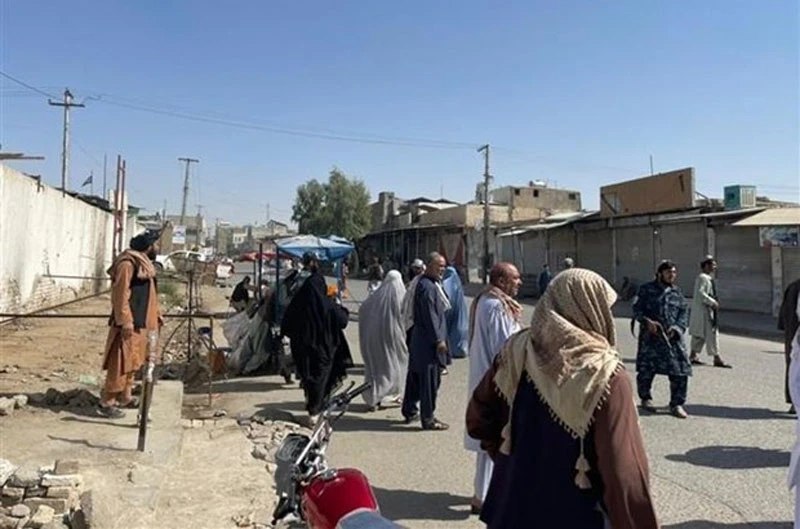 Người dân tập trung tại hiện trường vụ nổ thánh đường Hồi giáo ở TP Kandahar, Afghanistan. (Ảnh: AA/TTXVN)