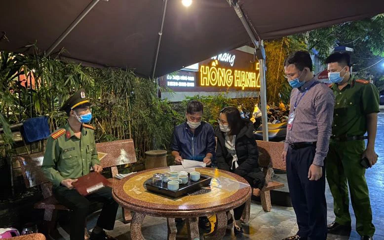 Đoàn kiểm tra của TP Hạ Long và lực lượng chức năng kiểm tra nhà hàng Hồng Hạnh 2, phường Hồng Hải.
