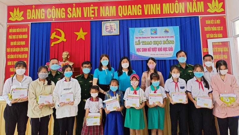 Tặng học bổng cho học sinh vùng biên giới huyện An Phú.