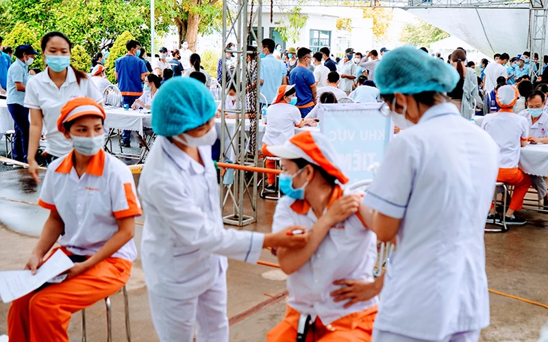Tiêm vaccine ngừa Covid-19 lưu động cho công nhân Khu công nghiệp Tràng Duệ (Hải Phòng).