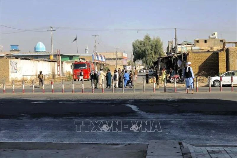 Các thành viên Taliban gác gần hiện trường vụ nổ tại thánh đường Hồi giáo ở TP Kandahar, Afghanistan, ngày 15/10. (Ảnh: AFP/TTXVN)
