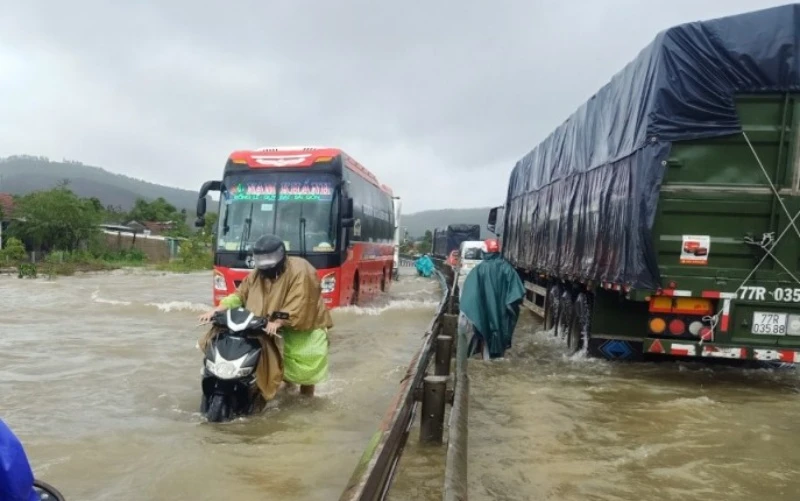 Quốc lộ 1A đoạn qua xã Lộc Trì, huyện Phú Lộc (Thừa Thiên Huế) bị ngập sâu.