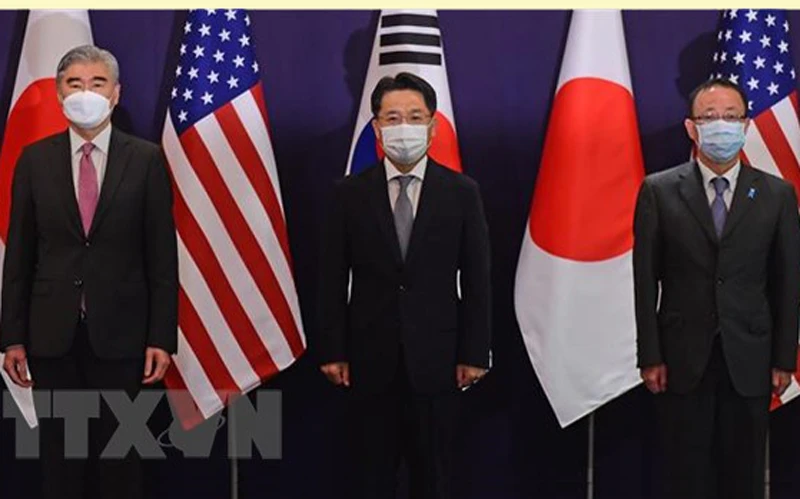 Đặc phái viên Mỹ Sung Kim (trái), đặc phái viên Hàn Quốc Noh Kyu-duk (giữa) và đặc phái viên Nhật Bản Takehiro Funakoshi (phải) tại cuộc gặp ở Seoul, Hàn Quốc, ngày 21/6. (Ảnh: Yonhap/TTXVN)