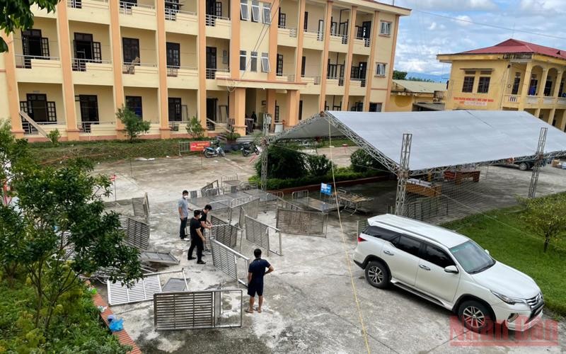 Bệnh viện dã chiến tỉnh Phú Thọ chuẩn bị cơ sở vật chất chuẩn bị đón người nhiễm Covid-19.