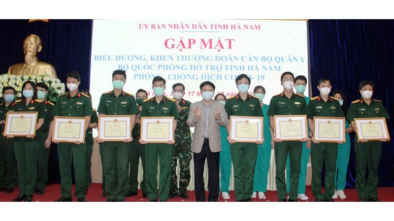 Chủ tịch UBND tỉnh Hà Nam trao bằng khen tặng các cán bộ quân y có thành tích xuất sắc trong công tác hỗ trợ phòng, chống dịch tại tỉnh Hà Nam.  