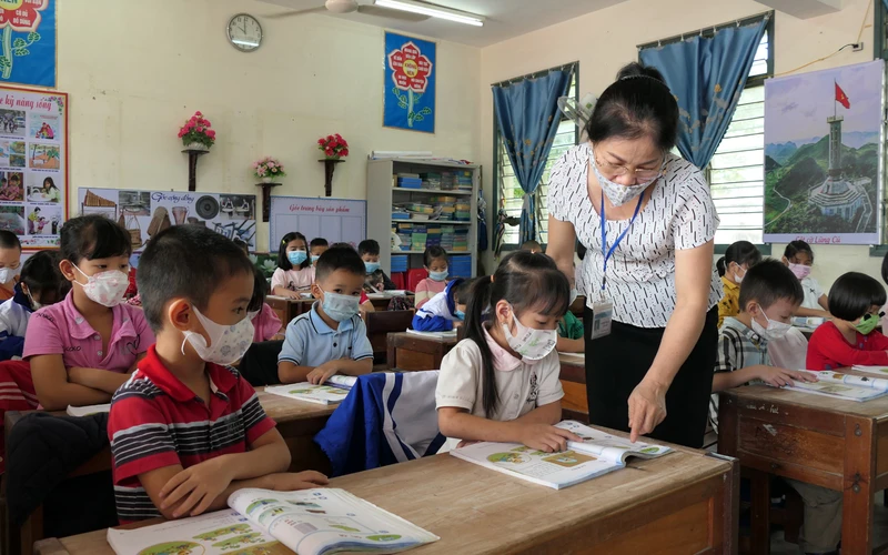 Học sinh Trường Tiểu học 1-5, thị trấn Vị Xuyên đeo khẩu trang trong lớp học.