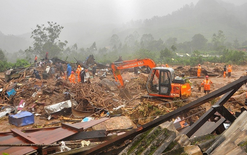 Các nhân viên cứu hộ tìm kiếm những người sống sót trong một vụ lở đất sau mưa lớn ở Idukki, Kerala, Ấn Độ, ngày 7/8/2020. (Ảnh: Reuters)