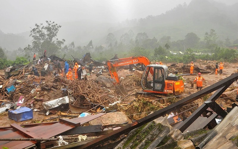 Các nhân viên cứu hộ tìm kiếm những người sống sót trong một vụ lở đất sau mưa lớn ở Idukki, Kerala, Ấn Độ, ngày 7/8/2020. (Ảnh: Reuters)