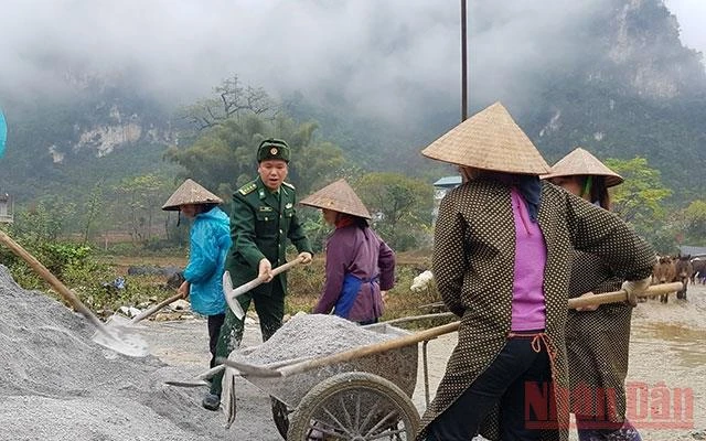 Thượng tá Mê Văn Đạt, Bí thư Đảng ủy xã Đàm Thủy cùng làm đường với dân. Ảnh: NGUYÊN PHONG