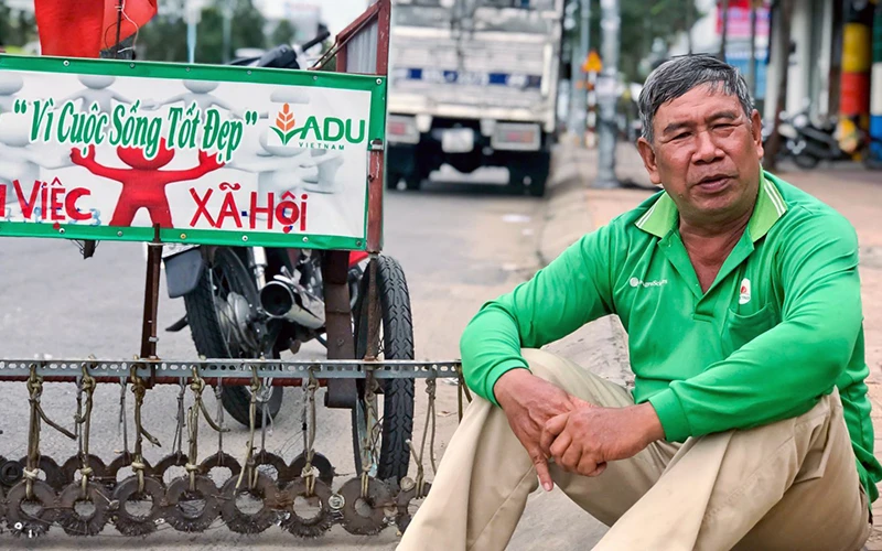 Ông Lê Văn Dựa và chiếc xe tự chế chuyên hút đinh, vật kim loại sắc nhọn trên đường (ảnh chụp trước khi thực hiện giãn cách xã hội). 