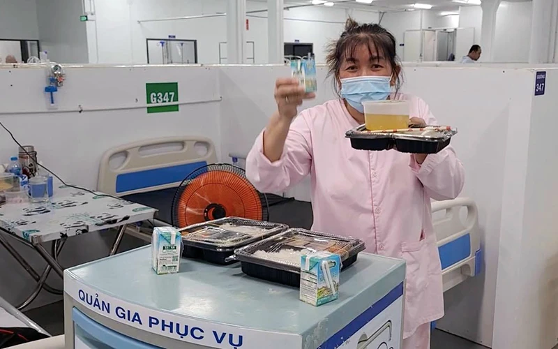 Giới thiệu mô hình Robot đưa cơm phục vụ bệnh nhân điều trị Covid-19 tại TP Hồ Chí Minh. Ảnh: ÐỨC DUY 