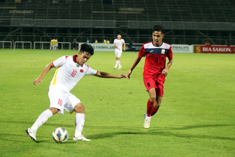 Hữu Thắng đi bóng trước cầu thủ U23 Kyrgyzstan. (Ảnh: VFF)