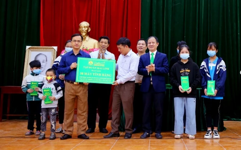 Cổng TTĐT Chính phủ và Tập đoàn Mai Linh trao máy tính bảng cho các em học sinh tại xã Tự Nhiên, huyện Thường Tín, Hà Nội. (Ảnh: VGP/Thiện Tâm)