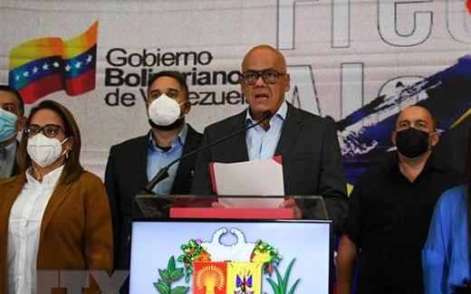 Chủ tịch Quốc hội Venezuela Jorge Rodriguez (giữa) phát biểu tại cuộc họp báo ở Caracas. (Ảnh: AFP/TTXVN)