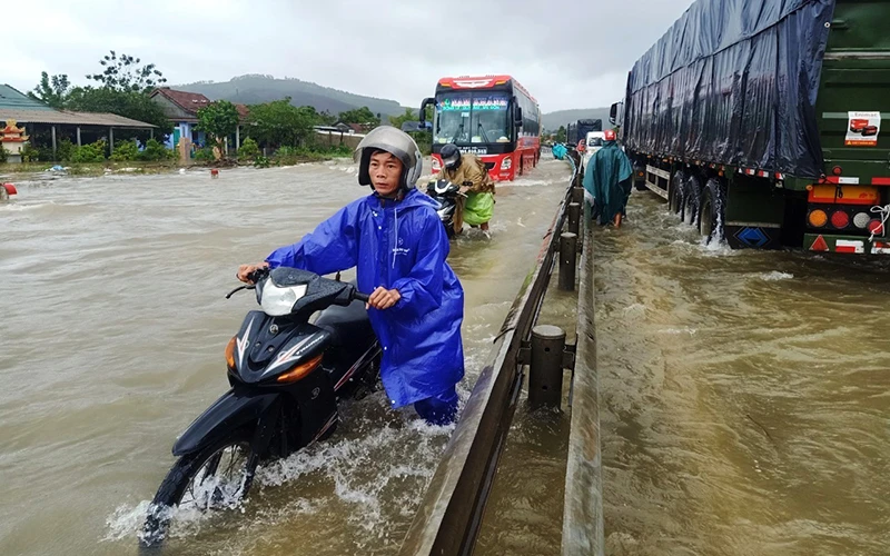 Quốc lộ 1A đoạn qua xã Lộc Trì, huyện Phú Lộc (Thừa Thiên Huế) bị ngập sâu cục bộ, gây ách tắc giao thông trên tuyến. 