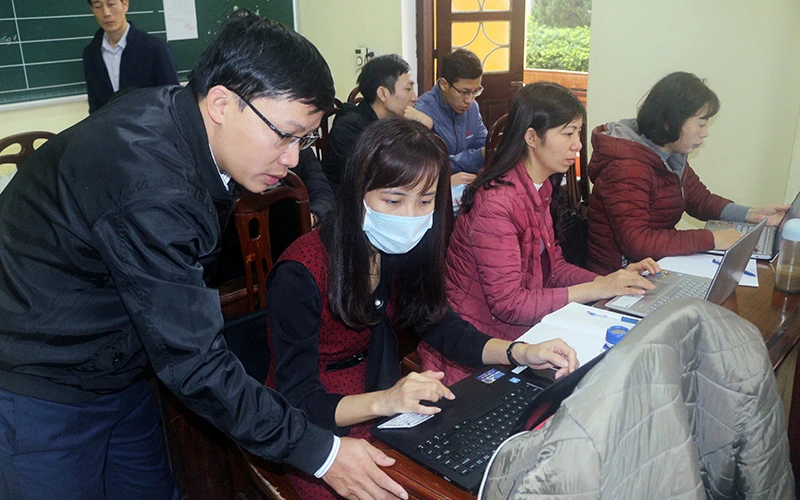 Giáo viên Trường THPT Phủ Lý A (Hà Nam) tập huấn sử dụng hệ thống dạy học trực tuyến. Ảnh: ĐẠI NGHĨA