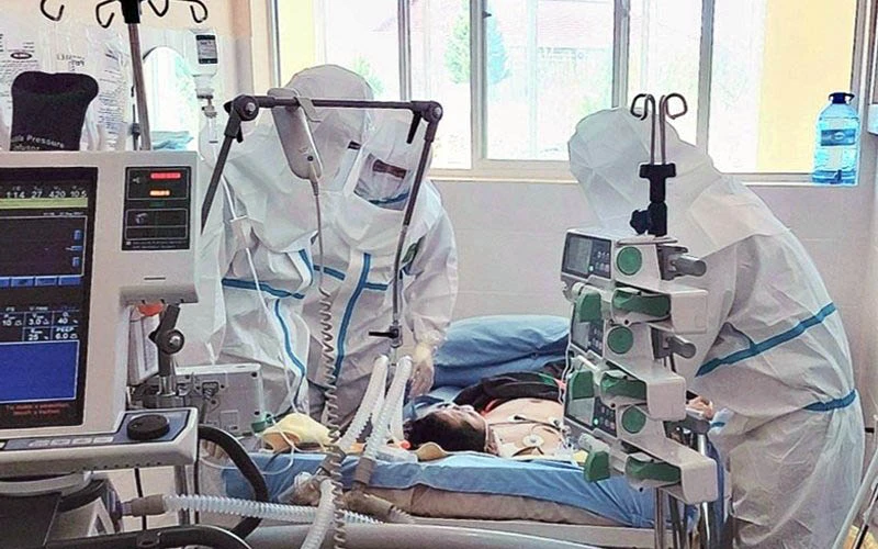 Chăm sóc, điều trị bệnh nhân Covid-19 nặng tại Bệnh viện Nhi Lâm Đồng.