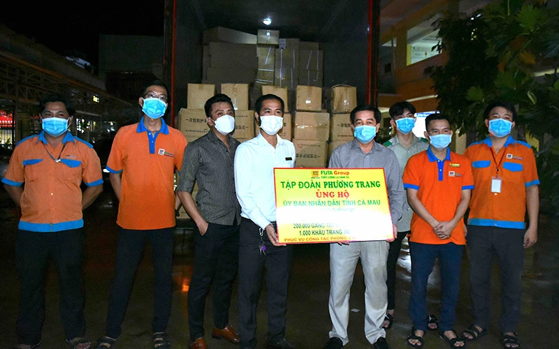 Đại diện lãnh đạo Sở Y tế Cà Mau tiếp nhận gói vật tư y tế hỗ trợ từ Tập đoàn Phương Trang vào tối 17/10. 