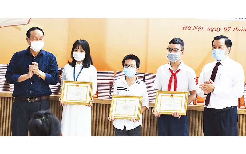 Trao giải cho các em học sinh đoạt giải cao trong cuộc thi.