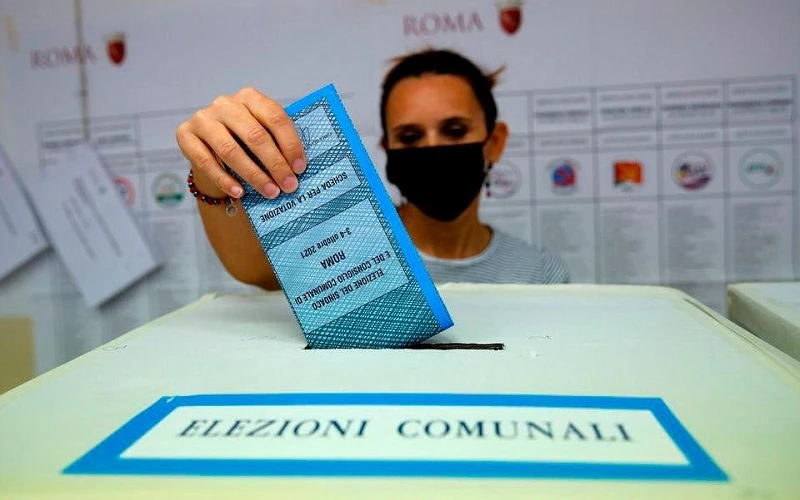 Cử tri đi bỏ phiếu tại Rome, Italia. (Ảnh: Reuters)