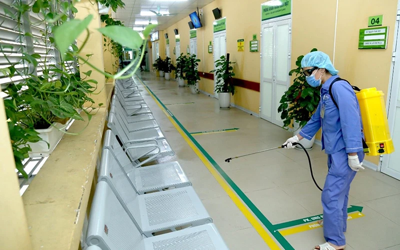 Nhân viên y tế phun khử khuẩn tại Bệnh viện Hữu nghị Việt Đức (Hà Nội).Ảnh: HÀ THU