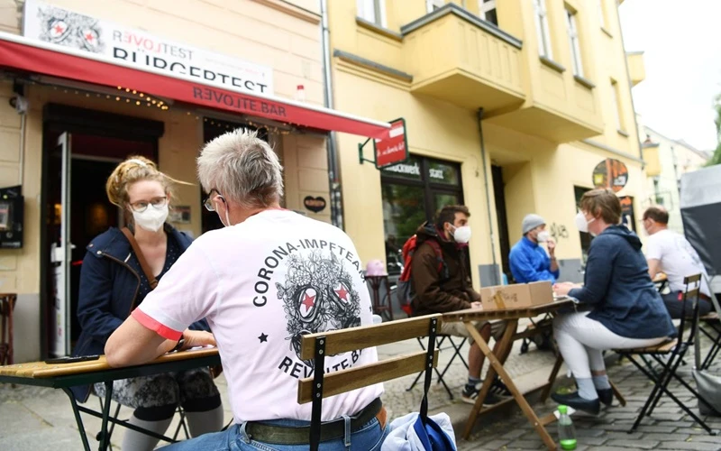 Người dân được tư vấn y tế trước khi tiêm vaccine tại quán bar Revolte, Berlin, Đức, ngày 13/6. (Ảnh: Reuters)