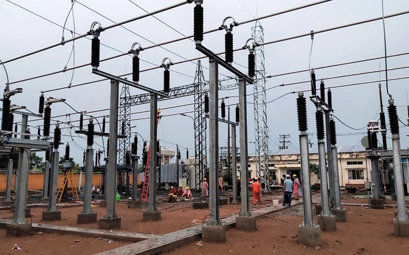 Công nhân thi công dự án dự án 110 kV giải phóng năng lượng điện gió Khai Long - Trạm 110 kV Năm Căn, tỉnh Cà Mau.