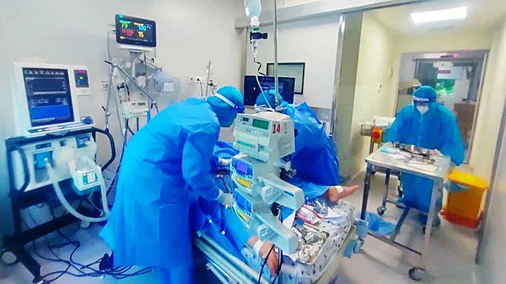 Điều trị bệnh nhân Covid-19 nặng tại Bệnh viện dã chiến số 16 tại TP Hồ Chí Minh.