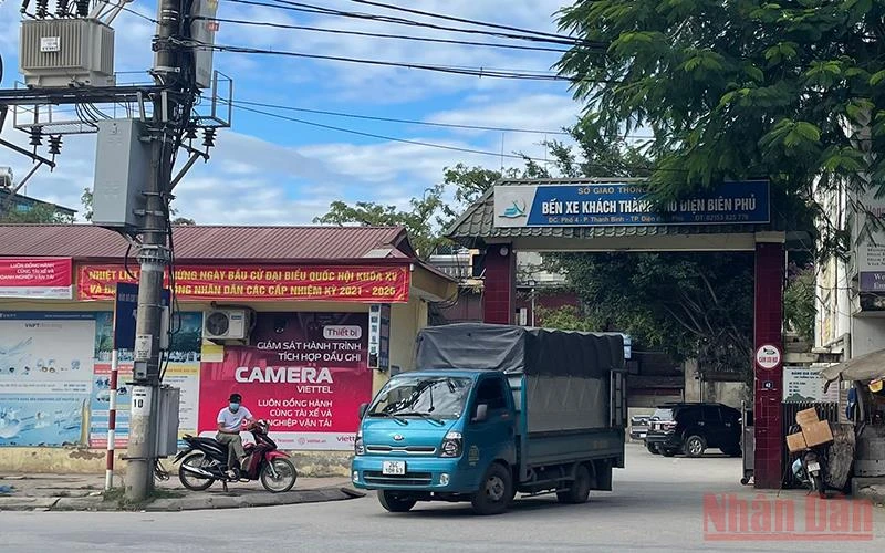 Dù vận tải khách được hoạt động trở lại song tại Bến xe khách thành phố Điện Biên Phủ vẫn thưa vắng người, xe.