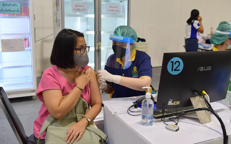 Người dân tiêm vaccine ngừa Covid-19 tại một điểm tiêm chủng ở Bangkok. (Ảnh: NAM ĐÔNG)