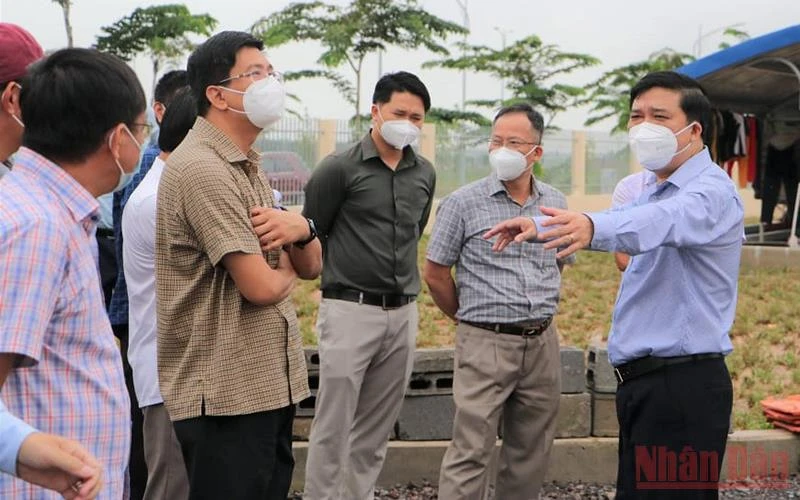 Giám đốc Sở Kế hoạch và Đầu tư Đồng Nai (phải) kiểm tra tiến độ xây dựng khu tái định cư Lộc An - Bình Sơn (dự án Cảng hàng không quốc tế Long Thành).