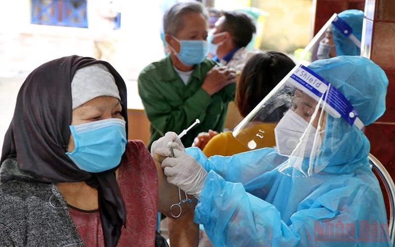 Tiêm vaccine ngừa Covid-19 cho người dân huyện Lâm Thao.