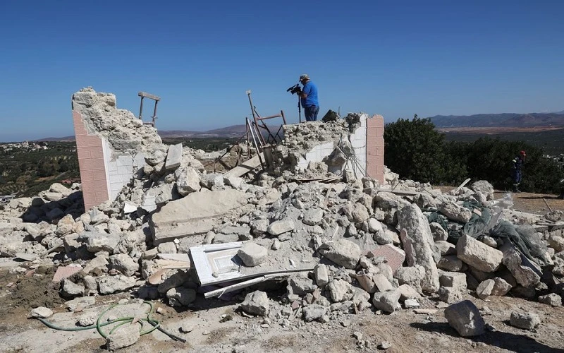 Đống đổ nát của một nhà thờ bị hư hại sau trận động đất xảy ra cuối tháng 9 vừa qua ở thị trấn Arkalochori trên đảo Crete, Hy Lạp. (Ảnh: Reuters)