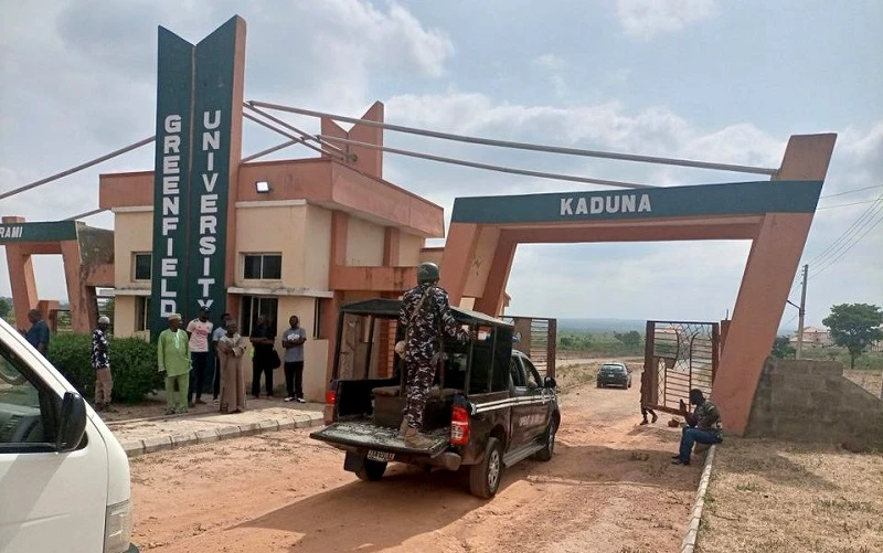 Lực lượng an ninh được điều đến Đại học Greenfield sau vụ các đối tượng vũ trang bắt cóc sinh viên ở Kaduna, Nigeria, ngày 21/4/2021. (Ảnh: Reuters)