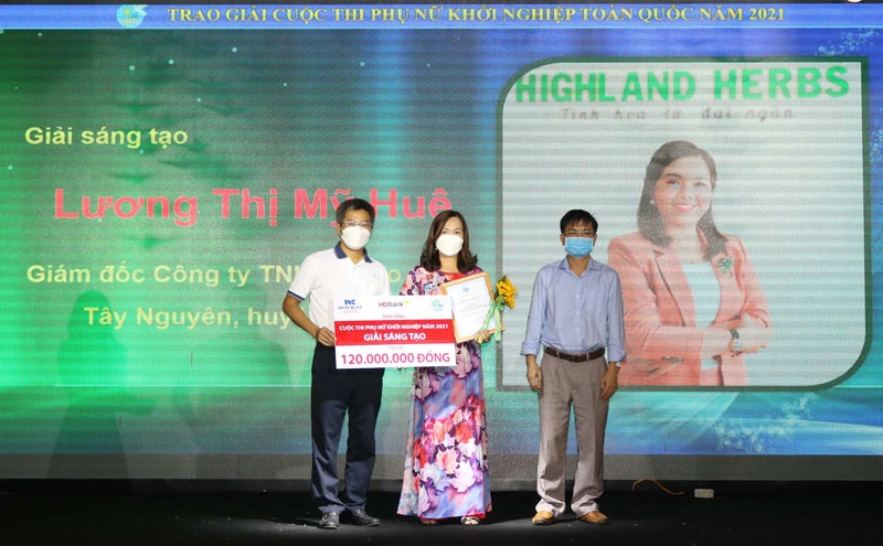 Trao Giải nhì (Giải sáng tạo) Cuộc thi Phụ nữ khởi nghiệp của Trung ương Hội Liên hiệp Phụ nữ Việt Nam cho Giám đốc Công ty TNHH Thảo dược Tây Nguyên Lương Thị Mỹ Huệ.