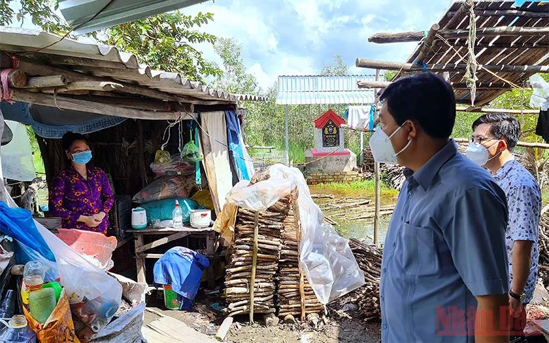 Bí thư Tỉnh ủy Cà Mau thăm hỏi hộ cách ly tại nhà trên địa bàn xã Khánh Lâm (huyện U Minh, tỉnh Cà Mau).