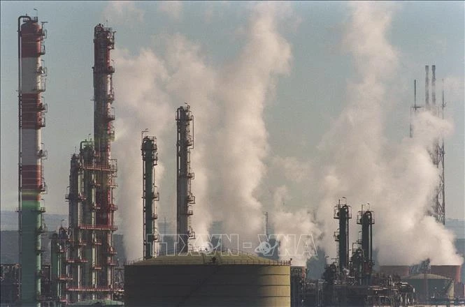 Khói bốc lên tại nhà máy hóa dầu ở Etang de Berre, Pháp. Ảnh tư liệu: AFP/TTXVN