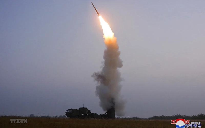 Triều Tiên phóng thử tên lửa phòng không mới của Học viện Khoa học quốc phòng, ngày 30/9/2021. (Ảnh: KCNA/TTXVN)