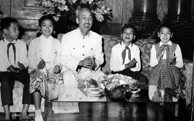 Chủ tịch Hồ Chí Minh với đại biểu thiếu nhi Thủ đô trong dịp đón mừng năm mới 1959 tại Phủ Chủ tịch. (Ảnh: Tư liệu/TTXVN)