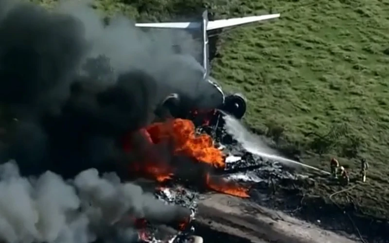 Hiện trường máy bay bốc cháy. (ảnh chụp từ video của Reuters)
