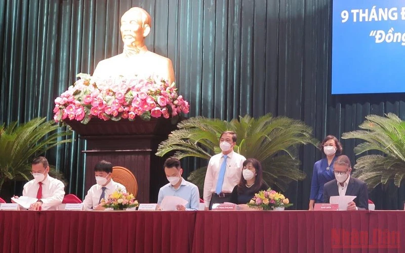 Các doanh nghiệp và ngân hàng thương mại ở TP Hồ Chí Minh ký kết hợp đồng tín dụng tại hội nghị kết nối ngân hàng – doanh nghiệp sáng 20/10. (Ảnh: HOÀNG LIÊM)
