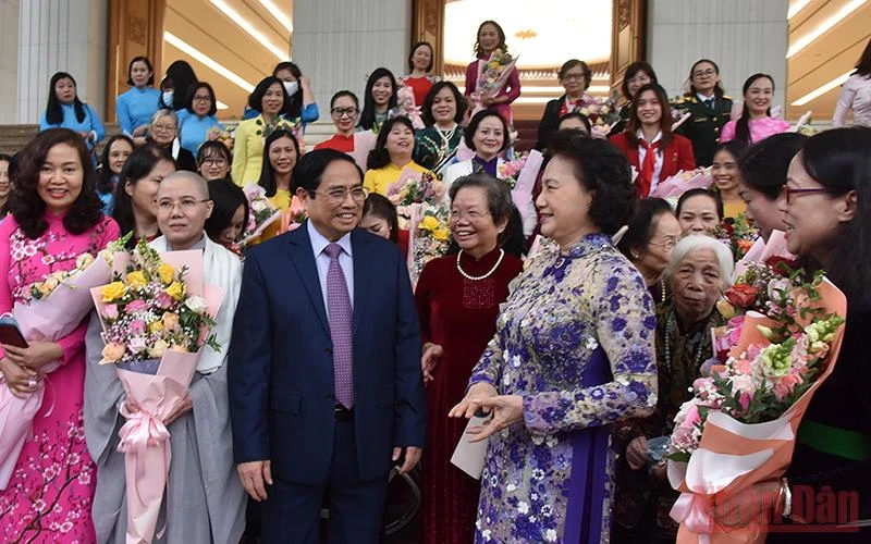Thủ tướng Phạm Minh Chính với các đại biểu phụ nữ tiêu biểu. 