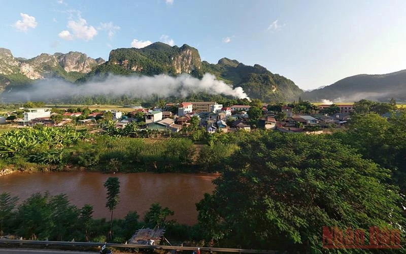 Búng Lao là nơi sinh sống của đồng bào các dân tộc: Thái, H’Mông, Khơ Mú, Kinh.