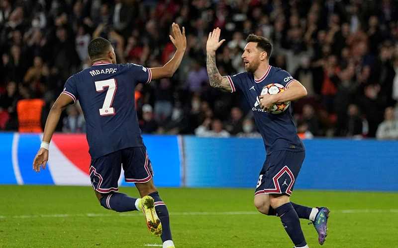 Messi và Mbappe ghi bàn giúp PSG chiến thắng. (Nguồn: Getty Images/TTXVN)