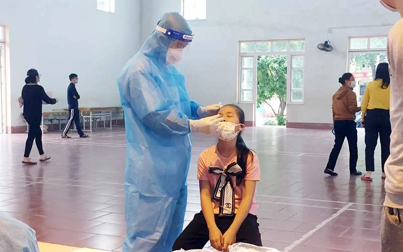 Lấy mẫu xét nghiệm Covid-19 cho học sinh Trường tiểu học Bạch Hạc (TP Việt Trì).
