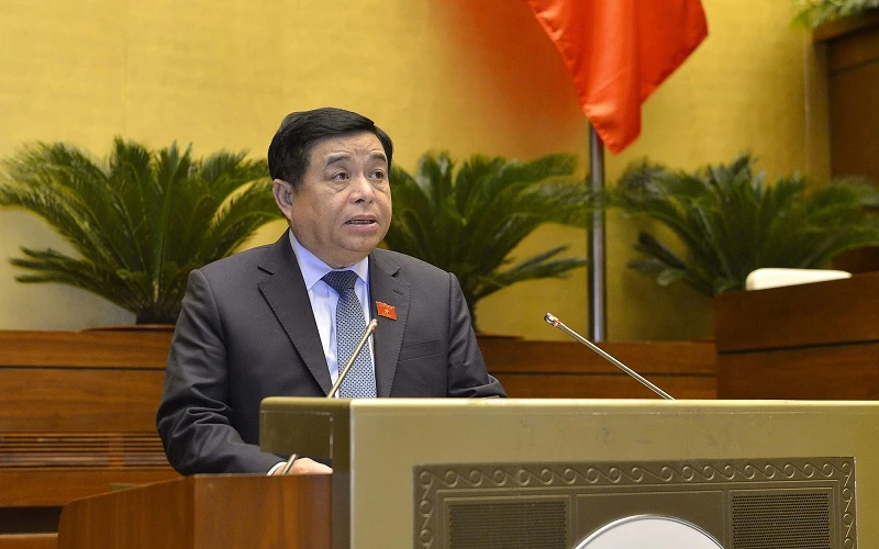  Bộ trưởng Kế hoạch và Đầu tư Nguyễn Chí Dũng trình bày Tờ trình về dự án Luật sửa đổi, bổ sung một số điều của Luật Thống kê. (Ảnh: DUY LINH - THỦY NGUYÊN)