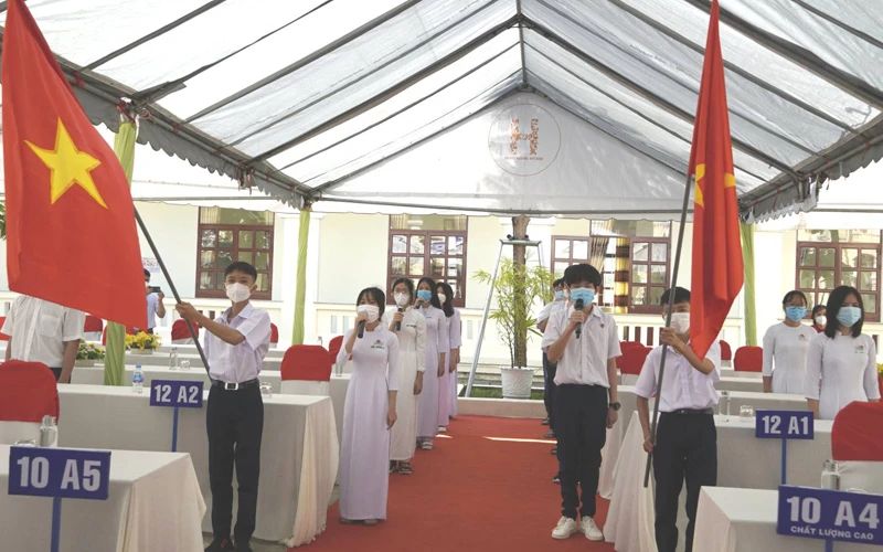 Học sinh Trường trung học cơ sở Kiến Tường, thị xã Kiến Tường (Long An) tại lễ khai giảng năm học mới 2021-2022.